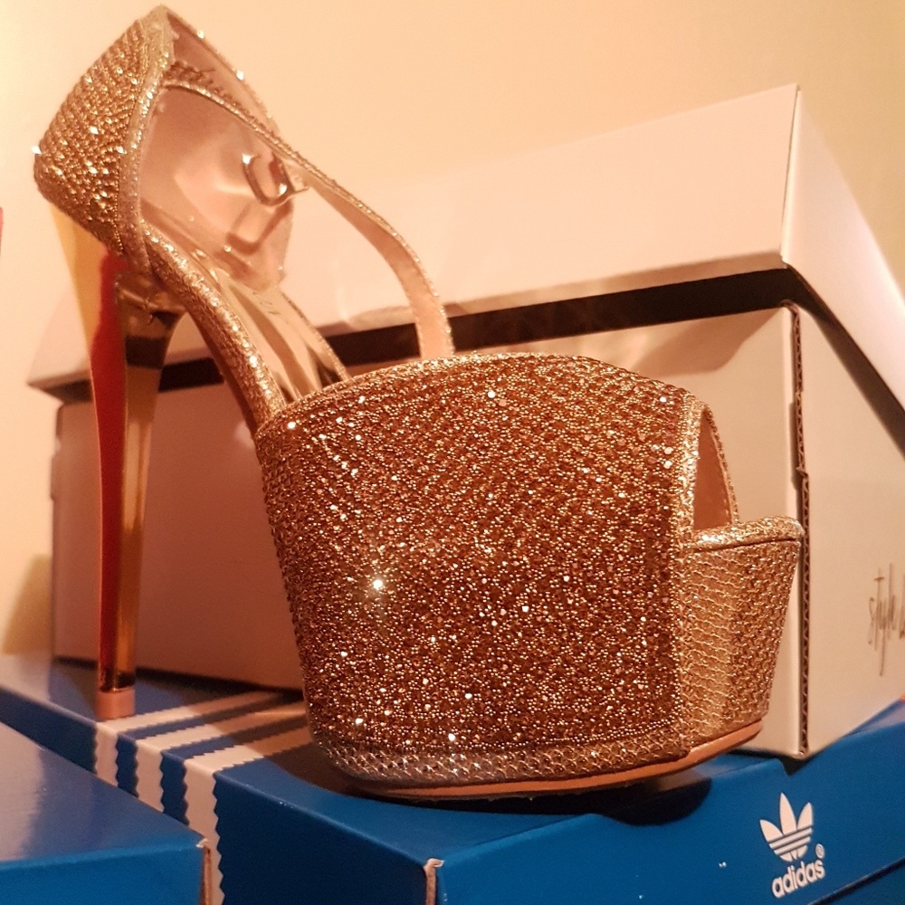 Elegant Gold Platform Heels 6”heels